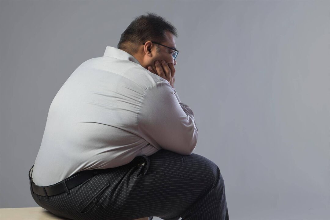 Fettleibigkeit bringt bei einer Person psychophysische Beschwerden mit sich. 