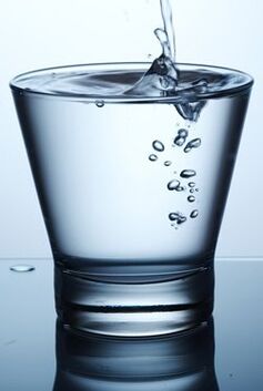 Die Grundlage einer Diät zum Abnehmen ist sauberes, gasfreies Trinkwasser. 